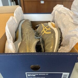 NEW ASICS SOLUTION SPEED FF STONE GREY/RICH GOLD TENNIS SHOES MENS 6.6, WOMENS 8